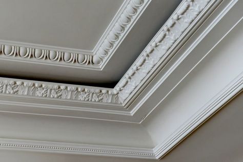 Awesome Ceiling Corner Crown Molding Ideas - Engineering Discoveries Ceiling Sheets, Crown Molding Ideas, Ceiling Cornice, Cornices Ceiling, Plaster Cornice, Molding Ideas, Molding Ceiling, Cornice Design, Wooden Trim