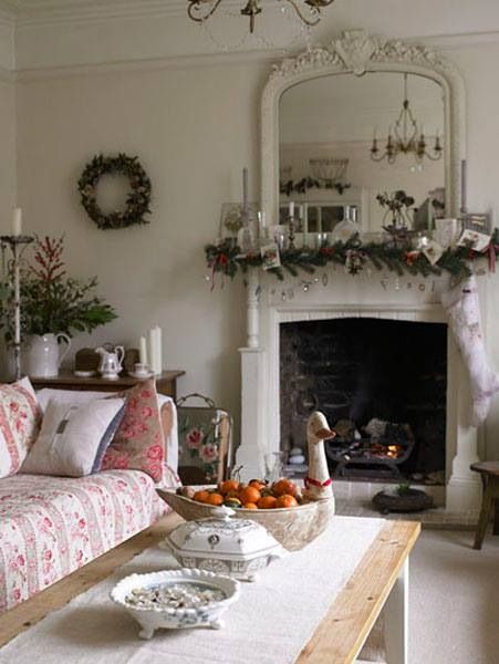 Cozy & pretty christmas Christmas Rooms, Garden Fireplace, Shabby Cottage Style, Sitting Rooms, Shabby Christmas, Beautiful Room, Christmas Interiors, Shabby Chic Christmas, Decorative Mirror