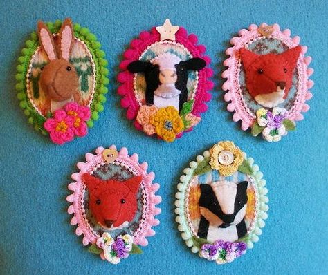 Art Fil, Felt Embroidery, Felt Brooch, Felt Diy, Handmade Ornaments, Felt Ornaments, Felt Art, Felt Animals, Felting Projects