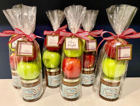 Carmel Apple Teacher Gifts – kerricreates Apple And Caramel Gift, Fall Baskets For Teachers, Apple Themed Gifts, Carmel Apple Gift Bag, Apple Cider Gift Ideas, Thanksgiving Teacher Gift Ideas Diy, Caramel Apple Gift Ideas, Teacher Thanksgiving Gifts Ideas, Thanksgiving Gifts For Teachers