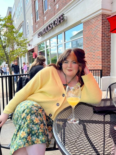 Cute girl brunch outfit floral dress plus size curvy outfit Colourful Outfits Midsize, Cider Outfits Plus Size, Plus Size Funky Outfits, Fat Belly Outfits, Plus Size 70s Outfits, Plus Size Girly Outfits, 70s Plus Size Fashion, Plus Size 70s Fashion, Brunch Outfit Plus Size