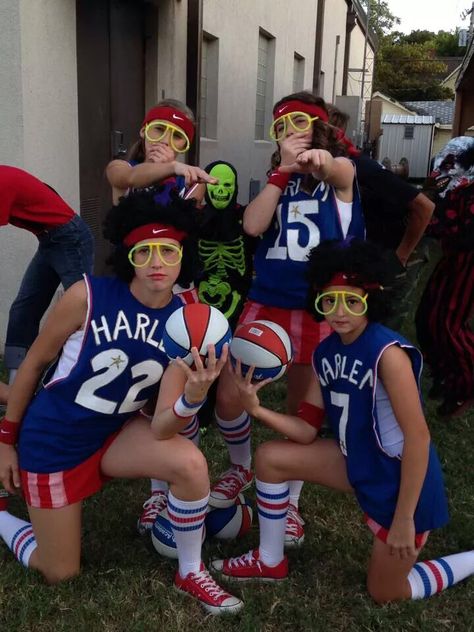 Harlem globetrotter DIY costume. 2014/10 Olympian Costume Ideas, Athlete Halloween Costume Woman, Halloween Softball Tournament Costumes, Team Costume Ideas Sports, Halloween Tailgate, Softball Costumes, Sports Halloween Costumes, Dodgeball Costume, Athlete Costume