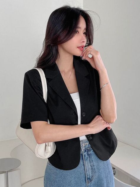 Formal Outfits For Short Women, Short Black Blazer Outfit, Black Outer Outfit, Casual Job Interview Outfit For Women, Short Blazer Outfits For Women, Blazer Outfits Aesthetic, Button Jacket Outfit, Short Sleeve Blazer Outfit, Formal Blazer Outfits