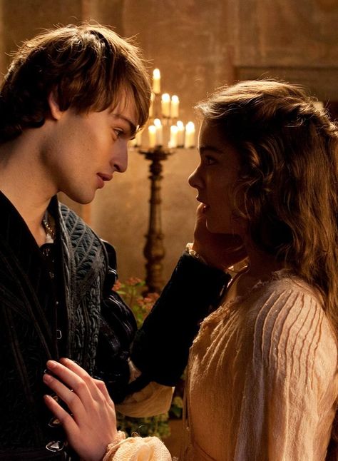 Juliet Makeup, Romeo And Juliet 2013, Romeo Montague, Juliet Capulet, Tim Burton Characters, Romeo Und Julia, Douglas Booth, Romantic Academia, Movies Quotes Scene