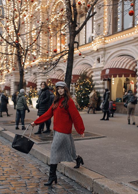 Christmas Downtown Photoshoot, Christmas Street Style, Christmas Street Photoshoot, Best Christmas Destinations, Christmas Instagram Pictures, Christmas Editorial, Street Fashion Photoshoot, Christmas Poses, Best Travel Destinations