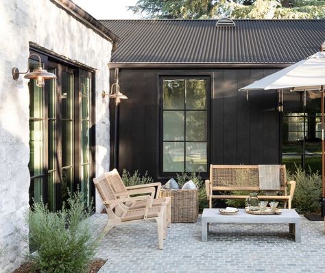 Amber Lewis on Instagram: “Hope everyone is having a beautiful weekend!! Don’t forget to catch the sale over on @shoppeamberinteriors !  It ends tonight, and these…” Black Siding, Black Cottage, Style Me Pretty Living, Amber Lewis, Interior Minimalista, Casa Exterior, Amber Interiors, Outdoor Living Room, Design Exterior