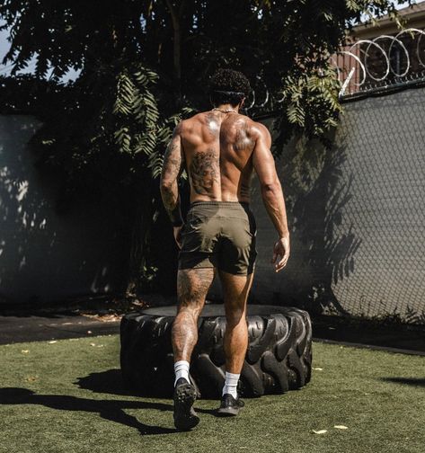 Jalen Noble Tattoo, Crossfit Athletes Male, Jalen Noble Outfits, Pose Ideas Men Aesthetic, Nfl Physique, Workout Photoshoot Men, Physique Male Fitness, Aesthetic Physique Men, Jalen Noble