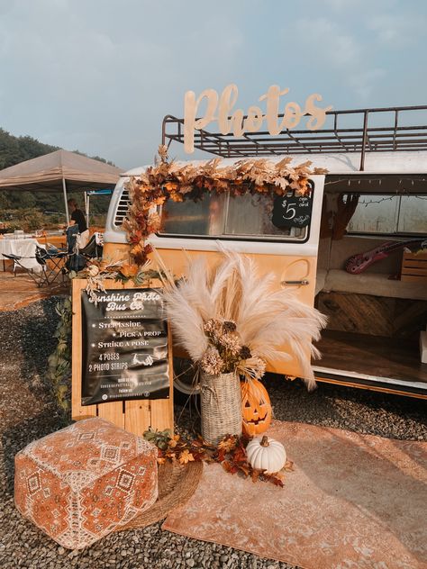 Vw Bus Fall Photoshoot, Fall Camper Photoshoot, Vw Bus Decor, Trunk Or Treat Photo Booth, Fall Photo Booth Ideas, Fall Photobooth, Vw Bus Photography, Bus Photo Booth, Fall Photo Booth