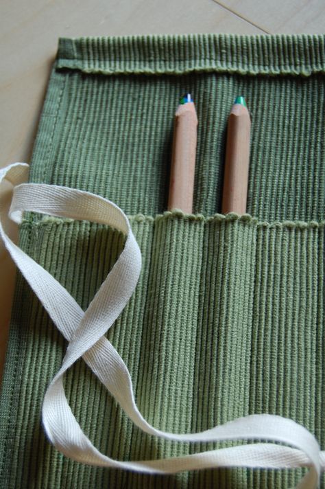 Homemade Pencil Case, Sewing Pencil Case, Pouches Diy, Pencil Case Diy, Artist Pencil Case, Roll Up Pencil Case, Pencil Pouches, Diy Pencil Case, Boxes Diy