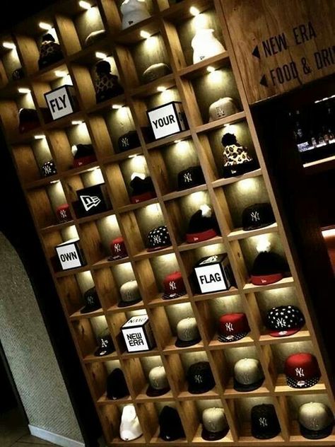 Awesome way to display them hats. Baseball Hat Display, Clothing Booth Display, Store Counter Design, Hat Displays, Cool Retail, Baseball Caps Storage, Diy Hat Rack, Cap Store, Cap Rack