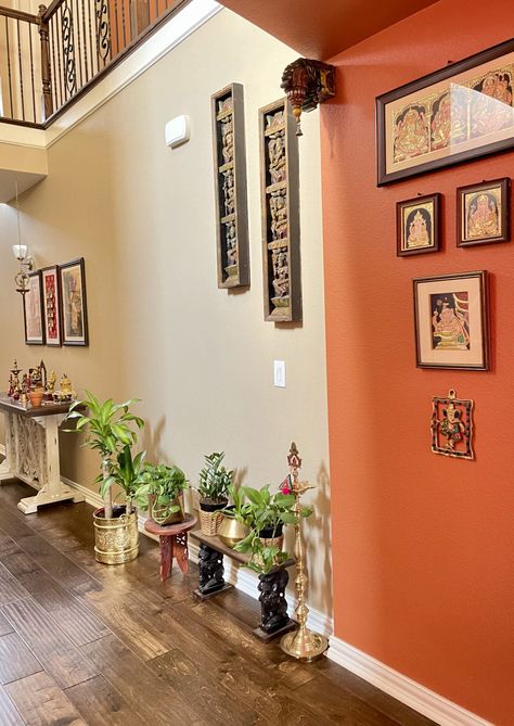 Meena Harish's home in Dallas, Texas - The Keybunch Decor Blog Indian Corner Decor Living Rooms, Entryway Indian Decor, Indian House Decor Ideas, Entryway Ideas Indian, Indian Foyer Decor Entryway, Indian Wall Decor Living Room, Living Room Decor Indian Style, Indian Decor Living Room, Stairs Wall Painting