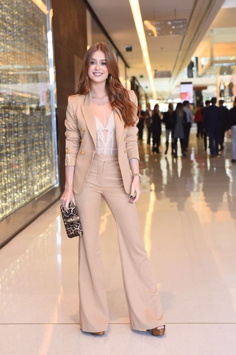 Marina Ruy Barbosa deixa lingerie à mostra em look sexy Office Clothing, Business Suits, Pant Suits, Woman Suit Fashion, Female Style, Elegante Casual, Stylish Pants, Classy Work Outfits, Wardrobe Inspiration