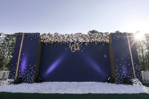 wedding backdrop Wedding Photo Walls, Modern Decor Ideas, Flower Backdrop Wedding, Black And White Wedding Theme, Wedding Tools, White Wedding Theme, Wedding Backdrop Design, Church Stage Design, Wedding Ceremony Backdrop