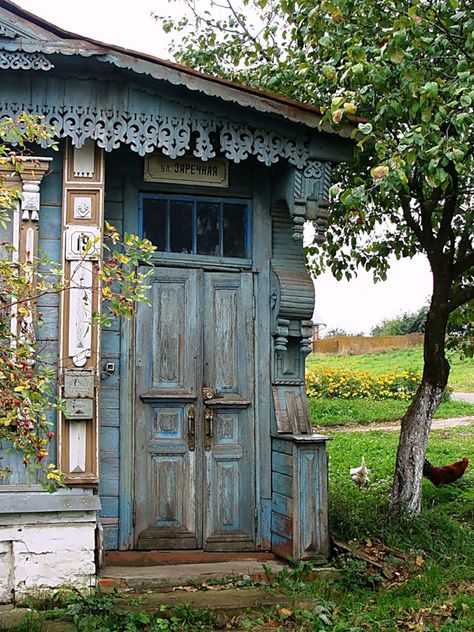 Russian Wooden Architecture, Eastern European Cottage, Slavic House Interior, Traditional Russian House, Russian Wooden House, Slavic Cottage, Russian House Aesthetic, Russian House Interior, Slavic House