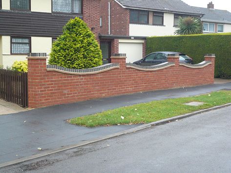 Front Garden Wall Ideas Uk, Driveway Wall Ideas, Brick Wall Ideas, Gate Wall Design, Garden Walls, Brick Fence, Drip Edge, Brick Exterior, Gary Cooper