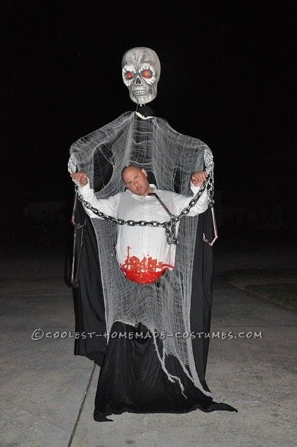 Giant Skeleton Victim Illusion Costume Halloween Costumes Homemade, Costumes Homemade, Diy Halloween Scary, Illusion Costumes, Bad Christmas, Punny Halloween Costumes, Nurse Halloween Costume, Giant Skeleton, Props Ideas