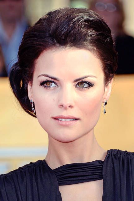 Simply up, but with lots of volume - Jaimie Alexander at the SAG Awards 2013 Red Carpet Hair, Jaimie Alexander, Winter Typ, Hairstyle Look, Wedding Updo, Hazel Eyes, Pale Skin, Fair Skin, Hair And Makeup