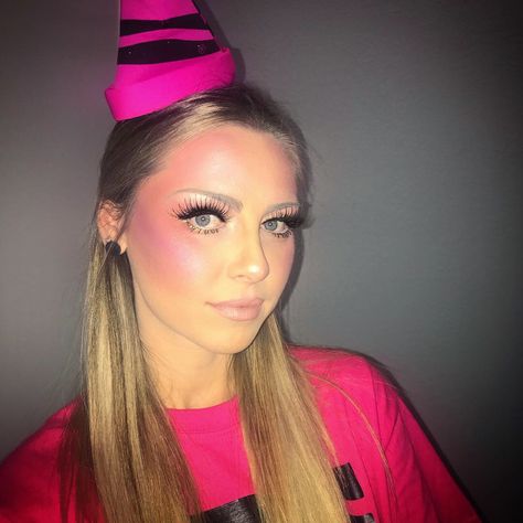 Crayola pink crayon for Halloween 🎃 Crayon Halloween Costume, Crayon Costume, Pink Crayon, Teen Halloween, Family Costumes, Maquillage Halloween, Costume Makeup, Diy Costumes, Adult Costumes