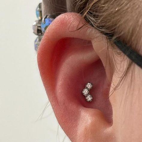 Jacqueline Riley on Instagram: "Titanium cz cluster for @lizziemariequeenbee 🎉 (new conch piercing by ME @earscape_artist) @studs #youdeservethebest #earscape #helixpiercings #conchpiercingjewelery #conch #piercingideas #piercinginspiration #piercingofinstagram #pierceme #earscapeartist #earscapeme #earscape_artist #stunner #houstonpiercer" Stud Conch Piercing, Conch Piercing Stud, Inner Conch Piercing, Conch Stud, Piercing Conch, Winter Inspo, Conch Piercing, Helix Piercing, Tragus