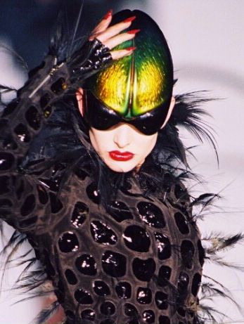 Thierry Mugler Haute Couture, Extreme Fashion, Wearing A Mask, Futuristic Fashion, Thierry Mugler, Avant Garde Fashion, Arte Fantasy, Cat Walk, Future Fashion