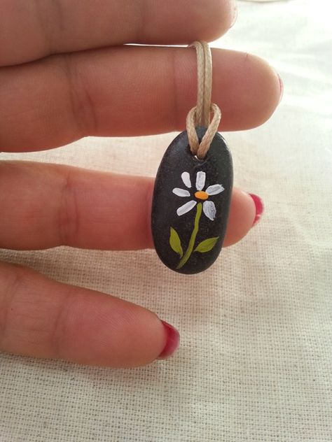 Beach stone necklace, hand painted stone, daisy rock pendant, flower jewelry… Painted Daisy, Rock Pendant, Jewelry Making Tutorial, Beach Stones Jewelry, Pebble Jewelry, Moms Crafts, Sea Glass Crafts, Painted Stone, Hand Painted Stones