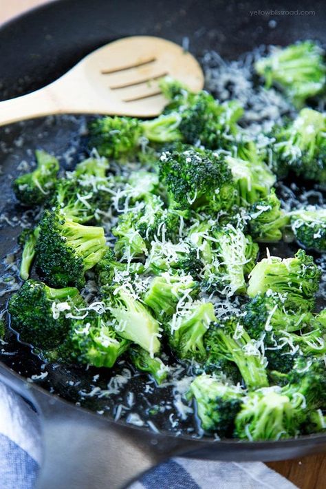 5-Minute Parmesan Ranch Broccoli | YellowBlissRoad.com Ranch Broccoli, Parmesan Ranch, Broccoli Recipes Side Dish, Parmesan Broccoli, Easy Vegetable Side Dishes, Dishes To Make, Christmas Sides, Holiday Recipes Christmas, Keto Side Dishes