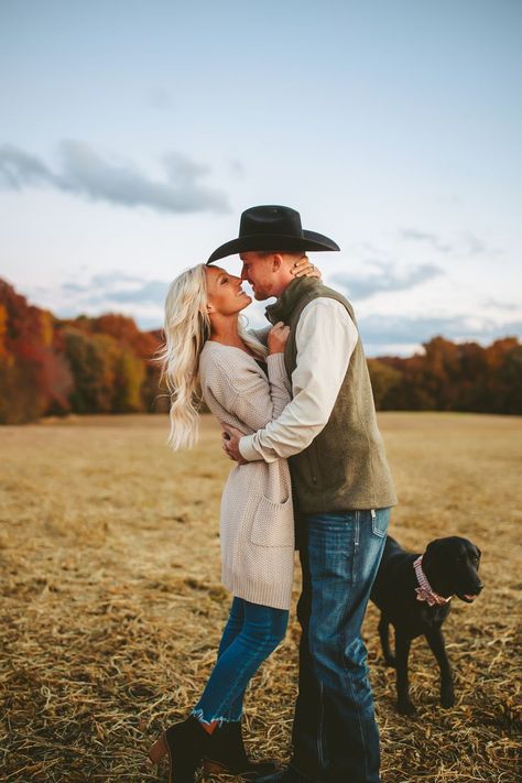 Couple Pictures With Dog, Couple Photoshoot Country, Western Couple Pictures, Country Couple Aesthetic, Country Couple Poses, Country Couple Photoshoot, Outdoor Couple Photoshoot, Photoshoot Country, Family Dog Photos