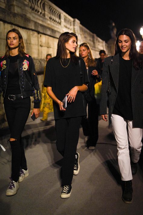 Style Dr Martens, Kaia Gerber Style, Converse Outfits, Vogue Vintage, Lesbian Fashion, Woman In Black, Outfits With Converse, Mode Casual, Kaia Gerber