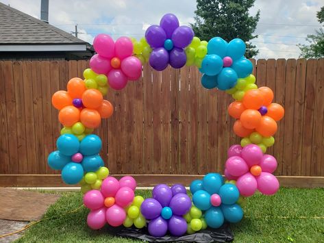 Trolls Balloon Garland, Trolls Balloon Arch, Trolls Backdrop Ideas, Trolls Balloons, Trolls Birthday Party Ideas Decorations, Balloon Circle Arch, Trolls Party Decorations, Diy Trolls Birthday Party, Trolls Birthday Party Cake