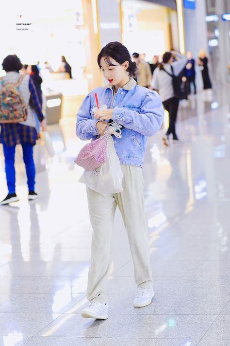 10 Times TWICE's Nayeon Proved That She Is An Entire Fashion Icon - Koreaboo Nayeon Fashion, Korean Airport, Korean Airport Fashion, Twice Airport, Twice Fashion, Idols Fashion, Fashion Airport, Na Yeon, Idol Fashion