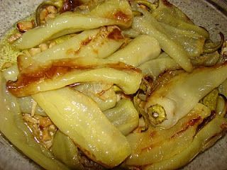 Roasted Spicy Hungarian Peppers in Garlic and Olive Oil Hot Pepper Oil Recipe, Hungarian Peppers, Recipes With Banana Peppers, Hot Pepper Recipes, Hatch Chiles, Fried Peppers, Roasted Banana, Olive Oil Bread, Garlic And Olive Oil