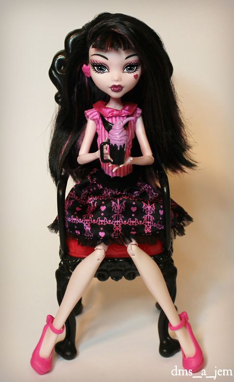 Coffin Bean Draculaura | Flickr - Photo Sharing! Draculaura Coffin, Monster High Draculaura, Monster High, Photo Sharing