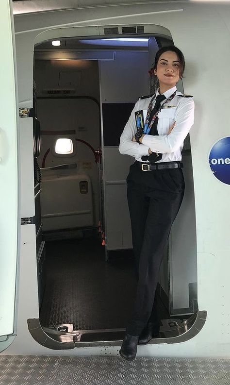 Pilot Career, Flight Girls, Pilot Uniform, Student Pilot, Becoming A Pilot, Women Wearing Ties, Airplane Wallpaper, Pilots Aviation, Airline Pilot