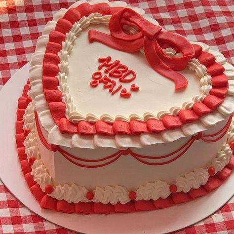 Bougie Photoshoot, Pasteles Aesthetic, Red Birthday Cakes, Holiday Cake, Cake Aesthetic, Korean Cake, Heart Cakes, Red Cake, 18th Birthday Cake