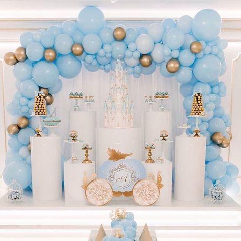 PLAN YOUR PARTY WITH US on Instagram: “Beautiful #cinderella inspired birthday party set up by @taartjevanlot 👸✨ #cake #cinderelladress #cakes #girls #partydecorations…” Cinderella Birthday Theme, Cinderella Birthday Party Decorations, Cinderella Baby Shower, Cinderella Birthday Invitation, Blue Wedding Party, Blue Balloon Garland, Cinderella Theme, Cinderella Birthday Party, Birthday Party Set