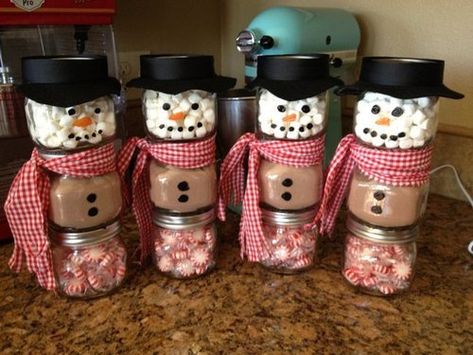 Hot Chocolate In A Jar, Diy Hot Cocoa, Mason Jar Christmas Gifts, Cocoa Gift, Diy Christmas Gifts For Family, Easy Diy Christmas Gifts, Pillow Crafts, Ge Bort, Baby Food Jars