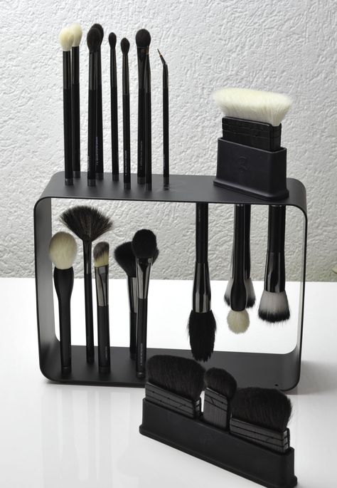 Makeup Brushes Storage, Rae Morris, Makeup Tools Products, Sweet Makeup, Makeup Things, Flatlay Makeup, Face Brushes, Brush Storage, Packing Ideas