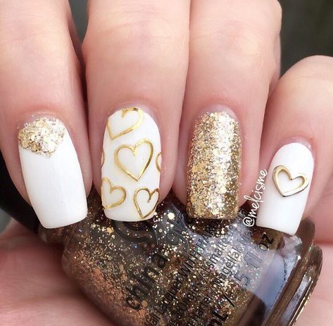 Nails With Gold Heart, Gold Heart Nails, White Nails With Gold, Nails With Gold, Heart Nail Designs, Gold Nail Designs, Gold Nail Art, Valentine Nail Art, Pretty Nail Designs