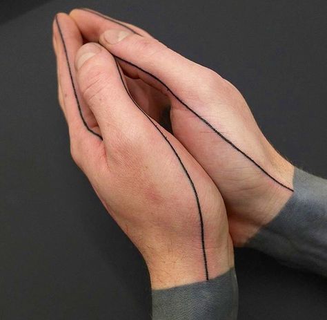 Geometric line tattoo around the hands. I love tattoos like these, so odd and understated  #line #hand #tattoo Line Hand Tattoos, Geometric Line Tattoo, Simple Flower Tattoo, Believe Tattoos, Russian Tattoo, Hand Lines, Hand Poked Tattoo, B Tattoo, Poke Tattoo