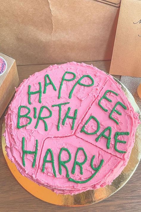 Harry Potter Cake Hagrid, Birthday Cake Ideas Pink, Lilac Buttercream, Cute Cake Decorating, Hagrid Cake, Harry Potter Cakes, Purple Birthday Cake, Happee Birthdae Harry, Purple Cakes Birthday