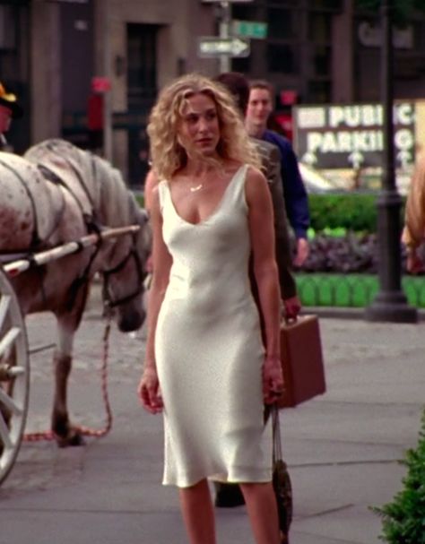 Twitter Carrie Bradshaw Silk Dress, Carrie Bradshaw Mini Dress, Carrie Bradshaw Y2k, Carrie Bradshaw Outfits And Just Like That, Carrie Bradshaw White Dress, Carrie Bradshaw Dresses, Sarah Jessica Parker Style, Carrie Bradshaw Naked Dress, Carrie Bradshaw Style