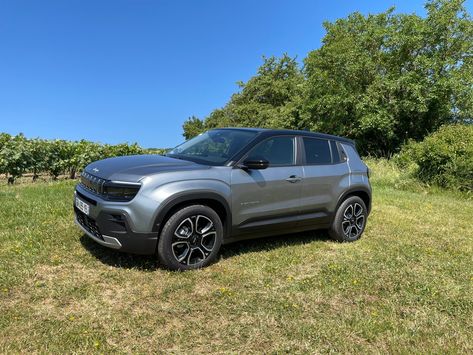 La Jeep Avenger, couronnée véhicule européen de l'année 2023 en janvier dernier, est pour le constructeur américain bien plus qu'une nouvelle voiture. Elle symbolise une véritable révolution pour la marque, qui s'est engagée dans une transition audacieuse vers l'électrification d'ici à 2030. Elle Supercars, Ronaldo, Jeep