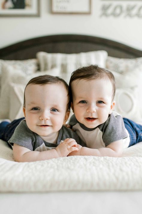 Twin 6 Month Photoshoot, Twin Baby Family Photos, Twin One Year Photoshoot, Family With Twins Photography, Twins 6 Month Photoshoot, 1 Year Twins Photo Shoot, Twin Family Photoshoot, 6 Month Twin Photoshoot, Twins Photoshoot