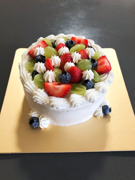 Fruit And Cream Cake, Cake Decorated With Fruit, Fruit Whip, Whipped Cream Cakes, Fresh Whipped Cream, Fresh Fruit Cake, Fruits Decoration, 6 Cake, Bento Recipes