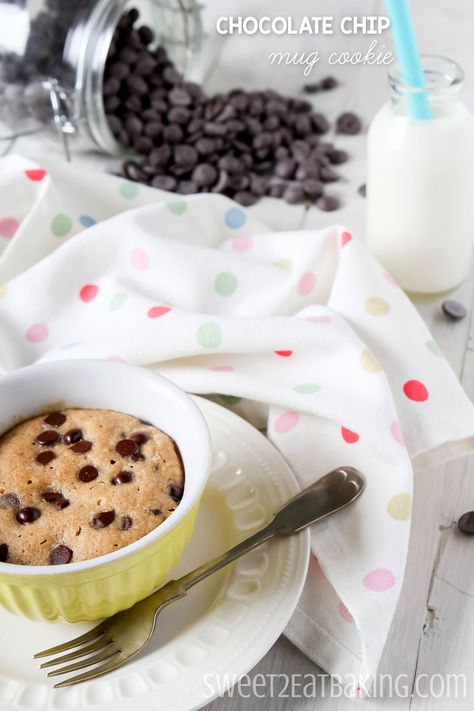 Chocolate Chip Cookies Mug, Cookie In Mug, Cookie In A Mug Recipe, Mug Cookie Recipes, Chocolate Chip Mug Cookie, Mug Cookies, Baking Chocolate Chip Cookies, Small Batch Chocolate Chip Cookies, Mug Recipe