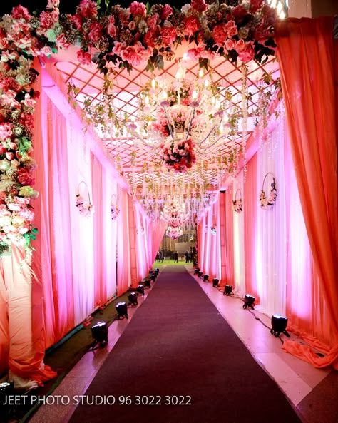 Mandap Entry Decoration, Mandap Entry Gate, Wedding Venue Decorations Outdoor, Marriage Entry Gate Decoration, Mandapam Decoration Marriage, Set Table Ideas, Entry Gate Decoration Wedding, Wedding Haldi Decoration, Indian Wedding Tent