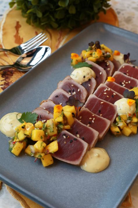 Tataki de thon rouge, salsa de mangue épicée, coriandre et mayonnaise au sésame | JDM Tuna Entree, Tuna Tataki Plating, Sesame Encrusted Tuna, Vietnamese Fish Sauce Dip, Tuna Tartare, Mayonnaise, New Recipes, Meal Planning, Coffee Shop