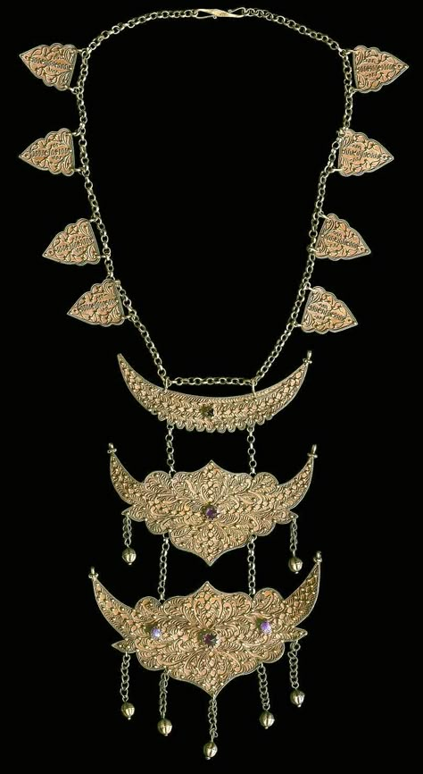 Sumatran 22 Kgold necklace from Aceh Indonesia 19th c (archives Singkiang) private collection Exotic Dramatic, Indonesian Fashion, Exotic Jewelry, Traditional Clothes, Traditional Jewelry, Ethnic Jewelry, Archipelago, Tibet, Southeast Asia