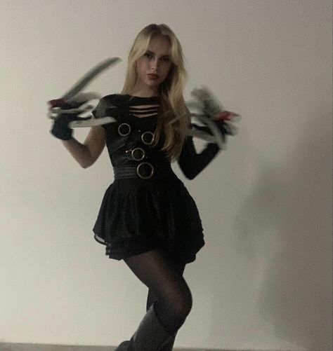 Edward Scissorhands Costume Women, Edward Scissorhands Halloween Costume, Edward Scissorhands Costume, Horror Costumes, Horror Movie Costumes, Scissor Hands, Iconic Halloween Costumes, Halloween Fits, Horror Costume