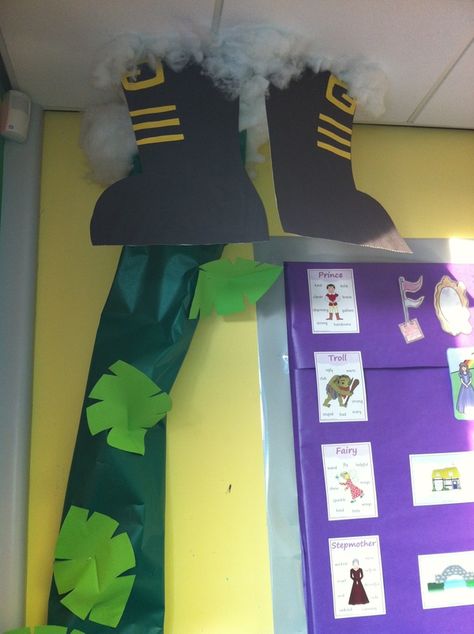 Classroom decoration idea -- Fairy tale unit -- Jack and the Beanstalk -- Vine growing up wall to ceiling, clouds and giant's feet suspended from the ceiling.-- Too Cute! Eyfs Jack And The Beanstalk, Fairy Tales Kindergarten, Fairy Tales Preschool, Fairy Tale Activities, Fairy Tales Unit, Fairytale Theme, Fairy Tale Crafts, Fairy Tale Theme, Traditional Tales